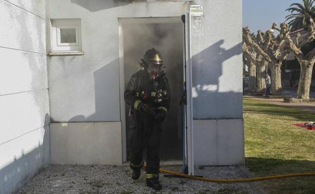 Un bombero sale en medio de un denso humo, que produjo el incendio 