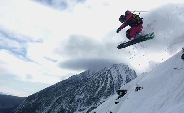 Julián Puras durante un salto montaña abajo.