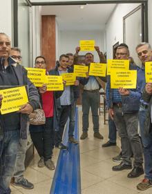 Imagen secundaria 2 - Los trabajadores del TUS protestan en el Ayuntamiento por los retrasos en su convenio