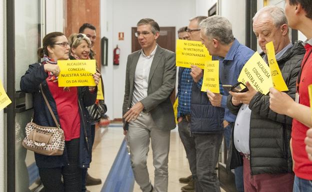 Imagen principal - Los trabajadores del TUS protestan en el Ayuntamiento por los retrasos en su convenio