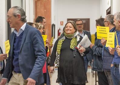 Imagen secundaria 1 - Los trabajadores del TUS protestan en el Ayuntamiento por los retrasos en su convenio