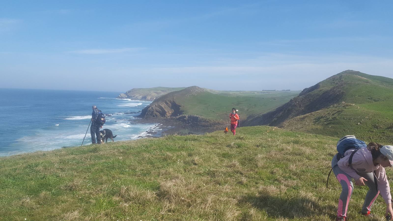 Fotos: Ruta adaptada y en familia por los acantilados de Alfoz de Lloredo