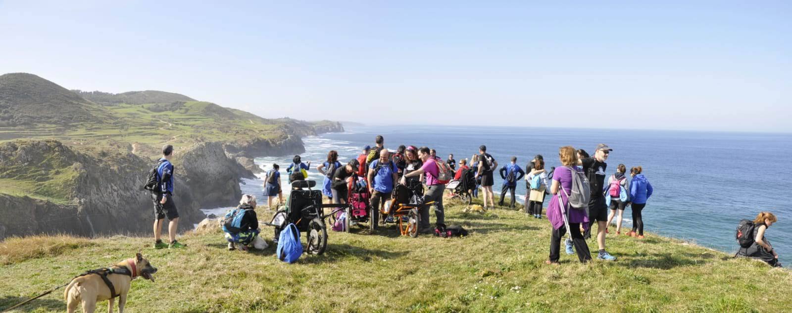 Fotos: Ruta adaptada y en familia por los acantilados de Alfoz de Lloredo