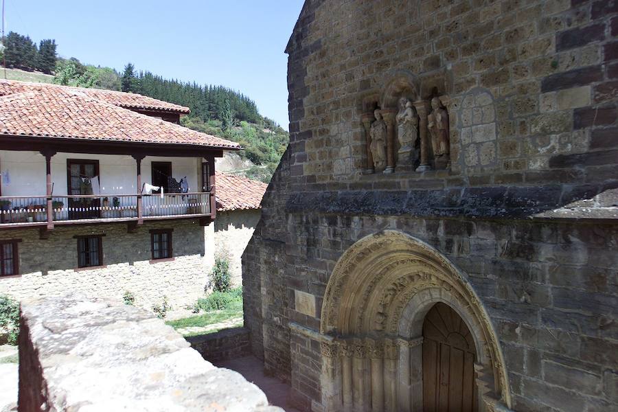 Ubicada en el municipio de Cabezón de Liébana, la iglesia de Santa María de Piasca es uno de los más notables testimonios del arte románico cántabro. Fue declarada Monumento Nacional el 4 de julio de 1930. Está formada por tres naves de las que, como es habitual, la central es la más ancha. La nave central y la de la derecha rematan sus cabeceras mediante sendos ábsides de planta circular al exterior y poligonal al interior. La nave izquierda también tuvo en su día un ábside en simetría con el del lado opuesto, pero ha desaparecido y ocupa ahora su lugar una sacristía.Tanto las bóvedas de los ábsides como las de las naves y los cruceros son nervadas y de aspecto netamente gótico, como corresponde a la época en que fueron realizadas (siglo XV)