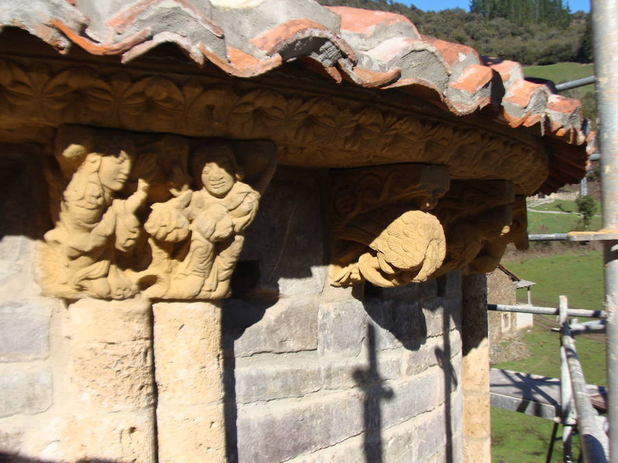 Ubicada en el municipio de Cabezón de Liébana, la iglesia de Santa María de Piasca es uno de los más notables testimonios del arte románico cántabro. Fue declarada Monumento Nacional el 4 de julio de 1930. Está formada por tres naves de las que, como es habitual, la central es la más ancha. La nave central y la de la derecha rematan sus cabeceras mediante sendos ábsides de planta circular al exterior y poligonal al interior. La nave izquierda también tuvo en su día un ábside en simetría con el del lado opuesto, pero ha desaparecido y ocupa ahora su lugar una sacristía.Tanto las bóvedas de los ábsides como las de las naves y los cruceros son nervadas y de aspecto netamente gótico, como corresponde a la época en que fueron realizadas (siglo XV)