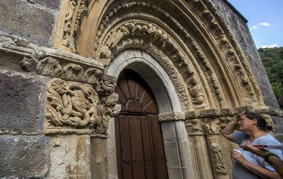 Ubicada en el municipio de Cabezón de Liébana, la iglesia de Santa María de Piasca es uno de los más notables testimonios del arte románico cántabro. Fue declarada Monumento Nacional el 4 de julio de 1930. Está formada por tres naves de las que, como es habitual, la central es la más ancha. La nave central y la de la derecha rematan sus cabeceras mediante sendos ábsides de planta circular al exterior y poligonal al interior. La nave izquierda también tuvo en su día un ábside en simetría con el del lado opuesto, pero ha desaparecido y ocupa ahora su lugar una sacristía.Tanto las bóvedas de los ábsides como las de las naves y los cruceros son nervadas y de aspecto netamente gótico, como corresponde a la época en que fueron realizadas (siglo XV)