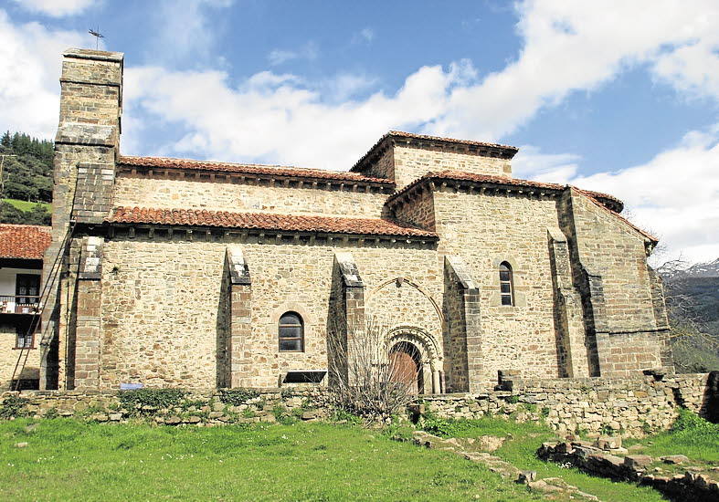 Ubicada en el municipio de Cabezón de Liébana, la iglesia de Santa María de Piasca es uno de los más notables testimonios del arte románico cántabro. Fue declarada Monumento Nacional el 4 de julio de 1930. Está formada por tres naves de las que, como es habitual, la central es la más ancha. La nave central y la de la derecha rematan sus cabeceras mediante sendos ábsides de planta circular al exterior y poligonal al interior. La nave izquierda también tuvo en su día un ábside en simetría con el del lado opuesto, pero ha desaparecido y ocupa ahora su lugar una sacristía.Tanto las bóvedas de los ábsides como las de las naves y los cruceros son nervadas y de aspecto netamente gótico, como corresponde a la época en que fueron realizadas (siglo XV)