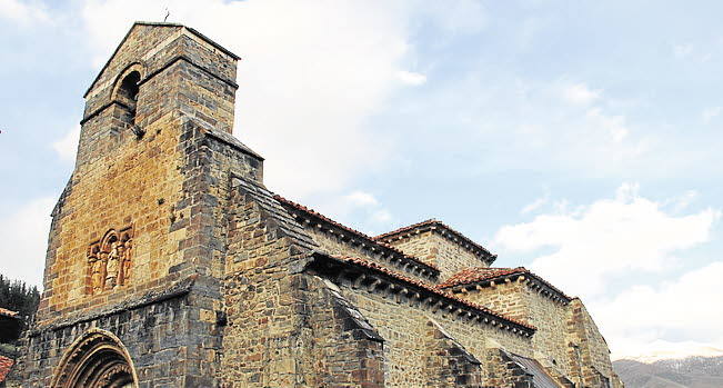 Ubicada en el municipio de Cabezón de Liébana, la iglesia de Santa María de Piasca es uno de los más notables testimonios del arte románico cántabro. Fue declarada Monumento Nacional el 4 de julio de 1930. Está formada por tres naves de las que, como es habitual, la central es la más ancha. La nave central y la de la derecha rematan sus cabeceras mediante sendos ábsides de planta circular al exterior y poligonal al interior. La nave izquierda también tuvo en su día un ábside en simetría con el del lado opuesto, pero ha desaparecido y ocupa ahora su lugar una sacristía.Tanto las bóvedas de los ábsides como las de las naves y los cruceros son nervadas y de aspecto netamente gótico, como corresponde a la época en que fueron realizadas (siglo XV)