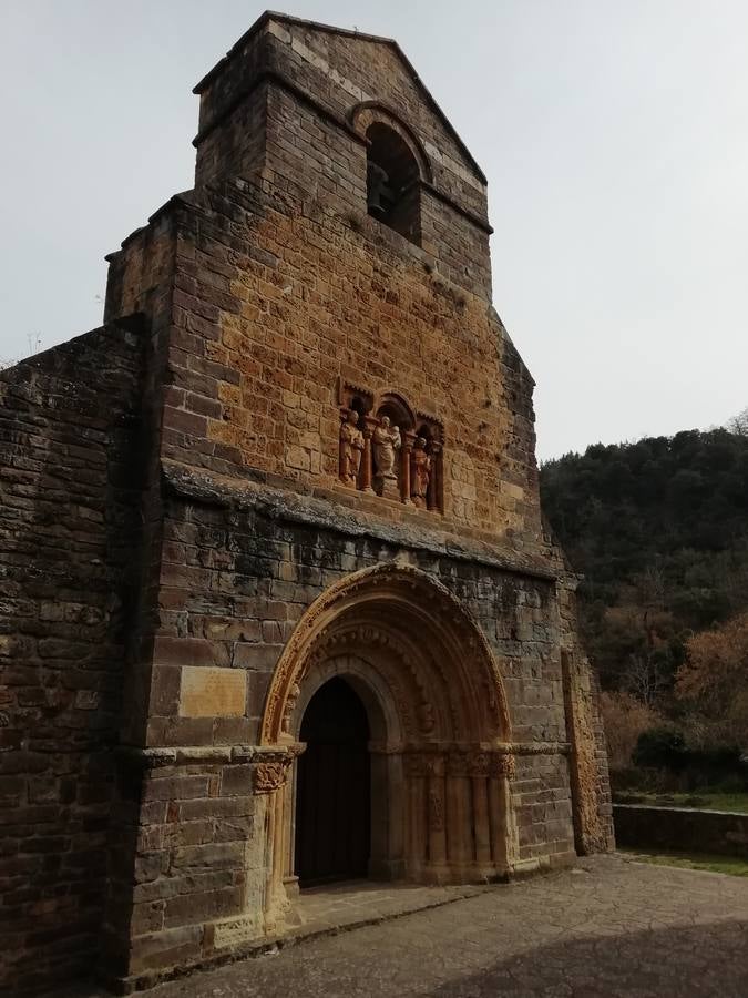 Ubicada en el municipio de Cabezón de Liébana, la iglesia de Santa María de Piasca es uno de los más notables testimonios del arte románico cántabro. Fue declarada Monumento Nacional el 4 de julio de 1930. Está formada por tres naves de las que, como es habitual, la central es la más ancha. La nave central y la de la derecha rematan sus cabeceras mediante sendos ábsides de planta circular al exterior y poligonal al interior. La nave izquierda también tuvo en su día un ábside en simetría con el del lado opuesto, pero ha desaparecido y ocupa ahora su lugar una sacristía.Tanto las bóvedas de los ábsides como las de las naves y los cruceros son nervadas y de aspecto netamente gótico, como corresponde a la época en que fueron realizadas (siglo XV).