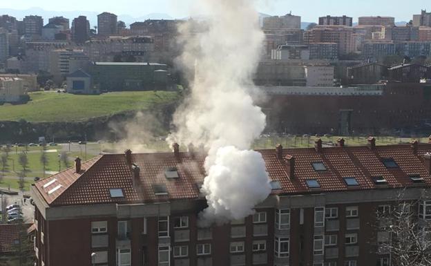 Imagen principal - Los bomberos sofocan un aparatoso incendio en un piso de La Pereda 