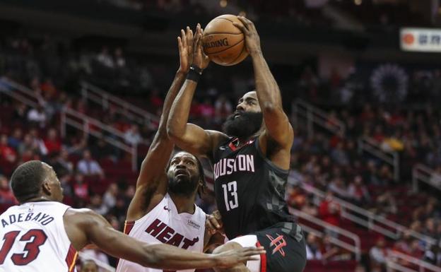 James Harden entra a canasta. 