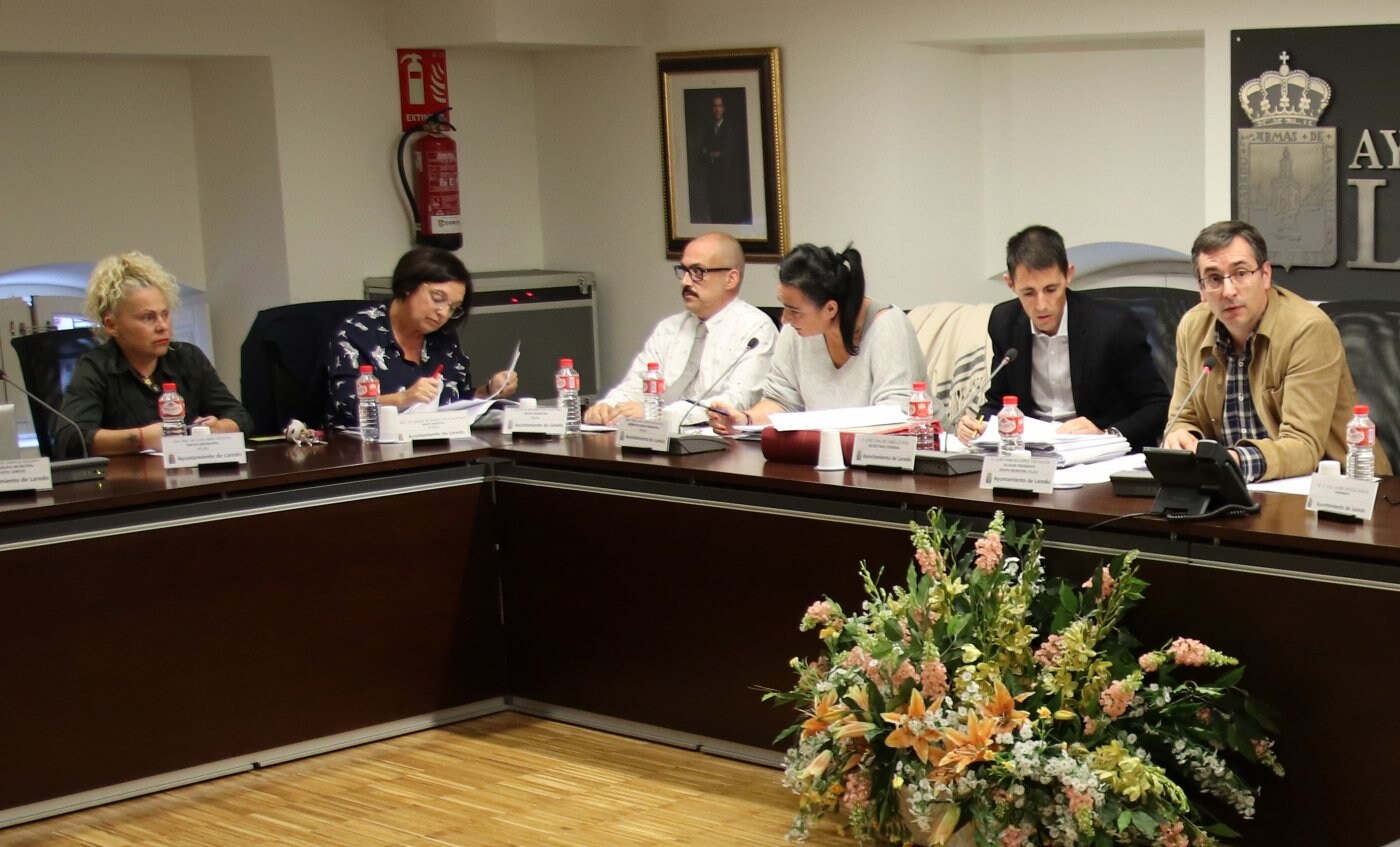 Los ediles del PSOE María Jesús Abad, Charo Losa, Jesús San Emeterio, Rosalina López, José Carlos Cabello (secretario municipal) y Juan Ramón López. 