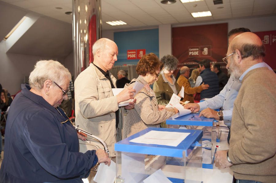 Los militantes del PSOE de Santander votan las propuestas de nombres para ser incluidas en las listas al Ayuntamiento, al Parlamento de Cantabria, al Congreso, al Senado y al Parlamento Europeo para las elecciones del 28 de abril y 26 de mayo.