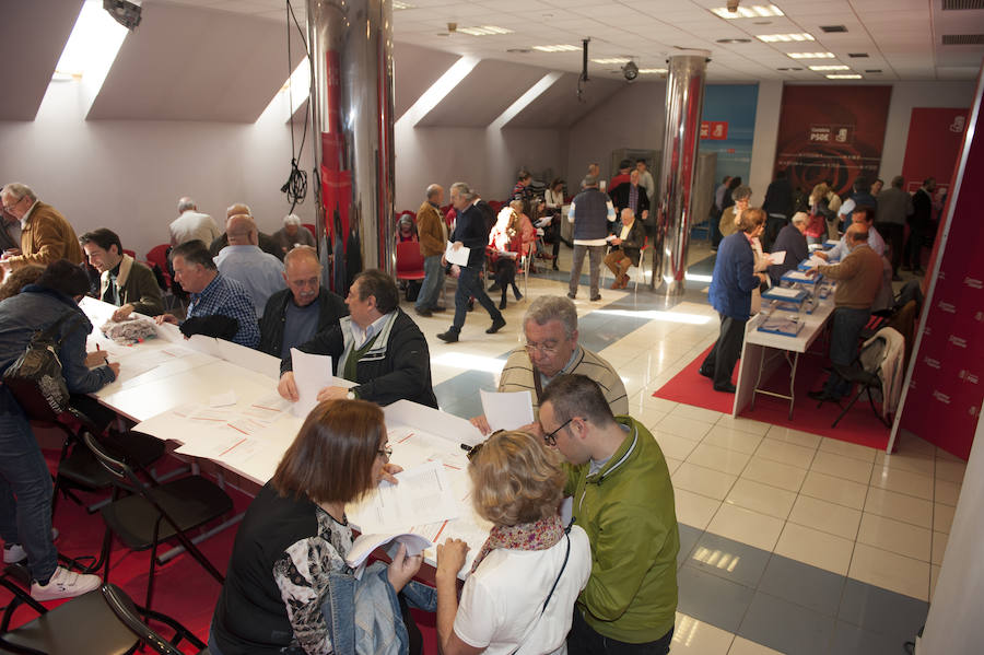 Los militantes del PSOE de Santander votan las propuestas de nombres para ser incluidas en las listas al Ayuntamiento, al Parlamento de Cantabria, al Congreso, al Senado y al Parlamento Europeo para las elecciones del 28 de abril y 26 de mayo.