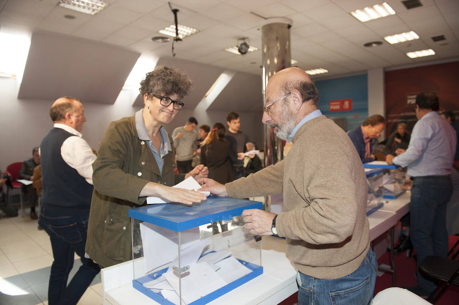 Los militantes del PSOE de Santander votan las propuestas de nombres para ser incluidas en las listas al Ayuntamiento, al Parlamento de Cantabria, al Congreso, al Senado y al Parlamento Europeo para las elecciones del 28 de abril y 26 de mayo.