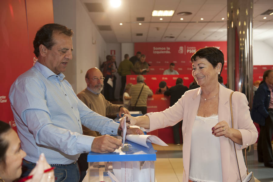 Los militantes del PSOE de Santander votan las propuestas de nombres para ser incluidas en las listas al Ayuntamiento, al Parlamento de Cantabria, al Congreso, al Senado y al Parlamento Europeo para las elecciones del 28 de abril y 26 de mayo.