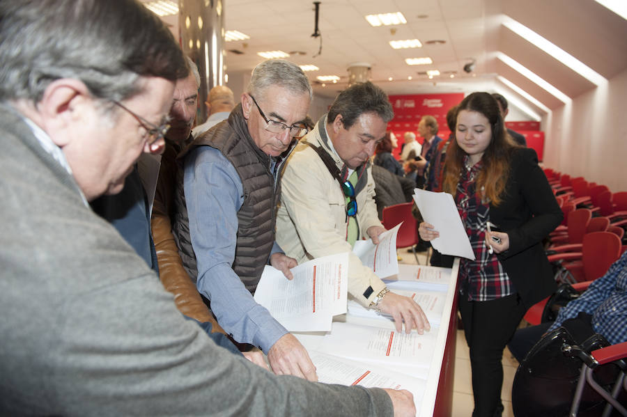 Los militantes del PSOE de Santander votan las propuestas de nombres para ser incluidas en las listas al Ayuntamiento, al Parlamento de Cantabria, al Congreso, al Senado y al Parlamento Europeo para las elecciones del 28 de abril y 26 de mayo.