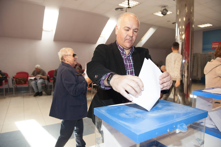 Los militantes del PSOE de Santander votan las propuestas de nombres para ser incluidas en las listas al Ayuntamiento, al Parlamento de Cantabria, al Congreso, al Senado y al Parlamento Europeo para las elecciones del 28 de abril y 26 de mayo.