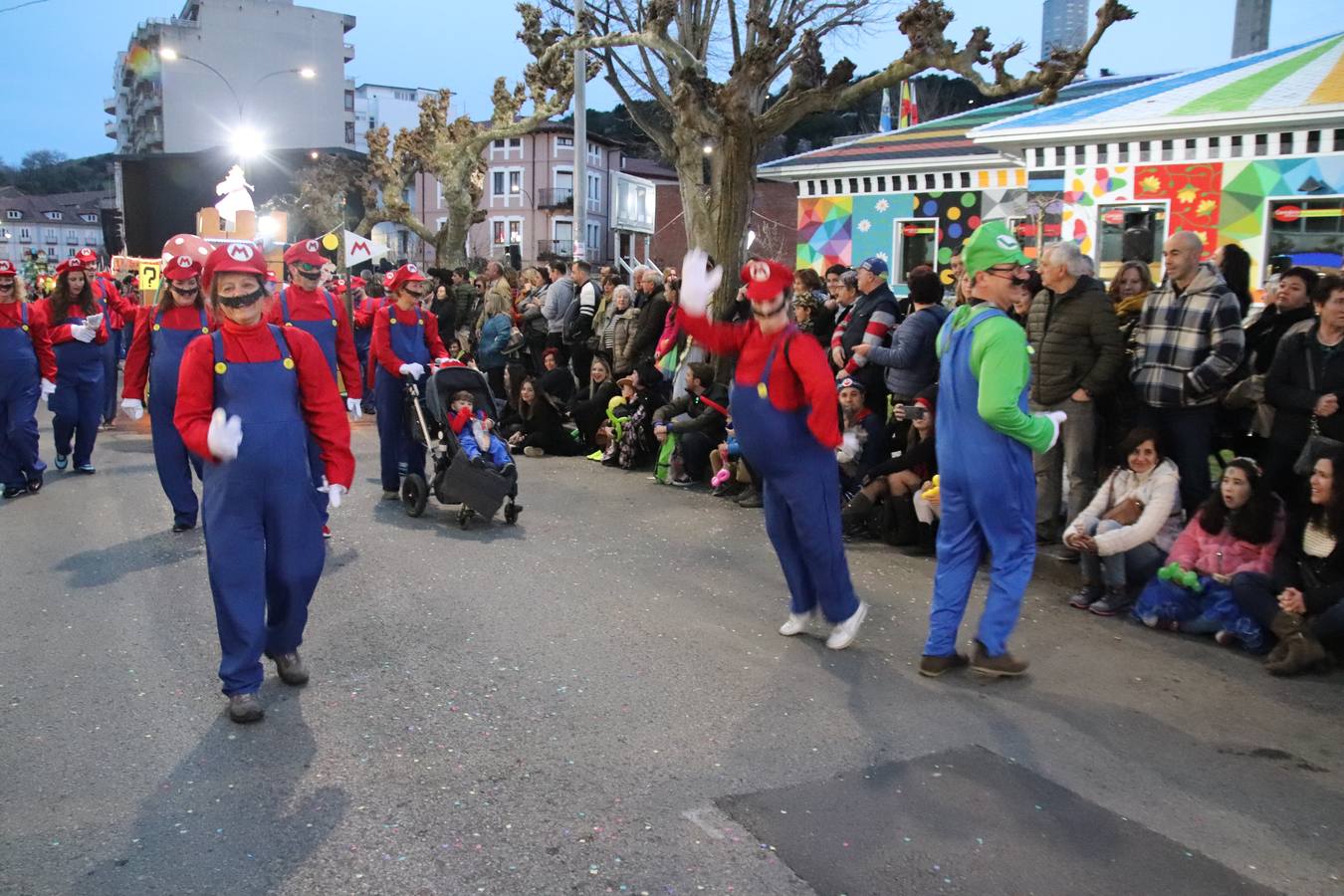 La villa pejina se vuelca con el carnaval.