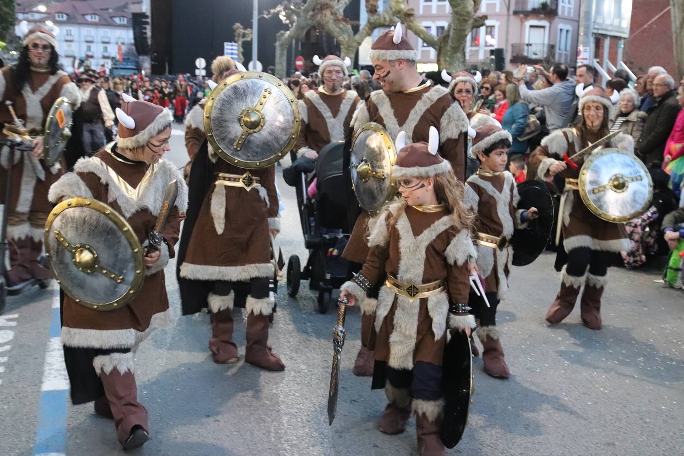 La villa pejina se vuelca con el carnaval.