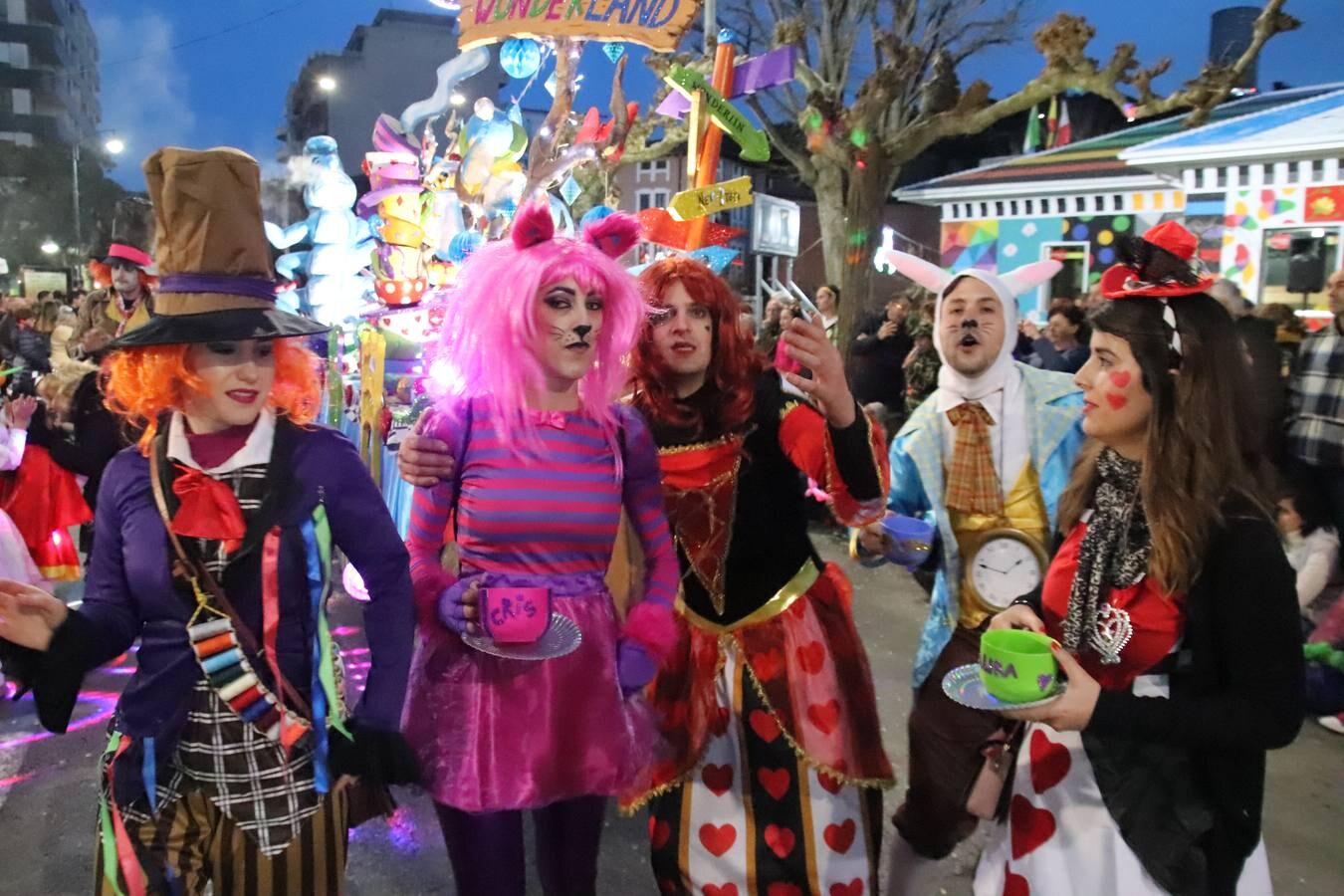 La villa pejina se vuelca con el carnaval.