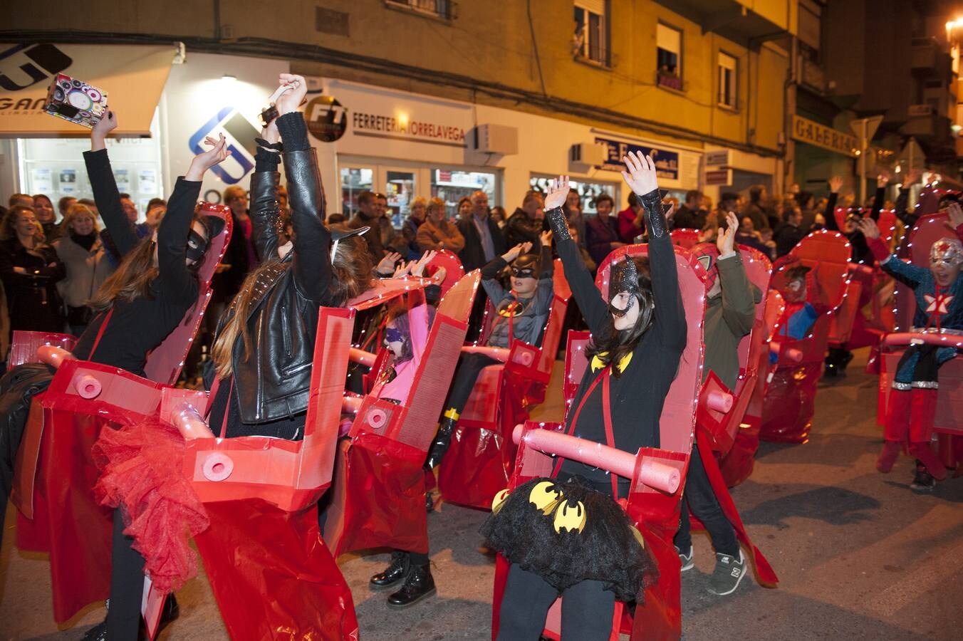 La capital del Besaya se llena de ambiente y color durante el carnaval.