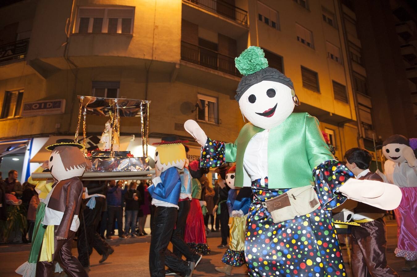 La capital del Besaya se llena de ambiente y color durante el carnaval.
