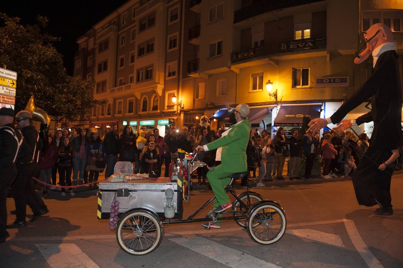 La capital del Besaya se llena de ambiente y color durante el carnaval.