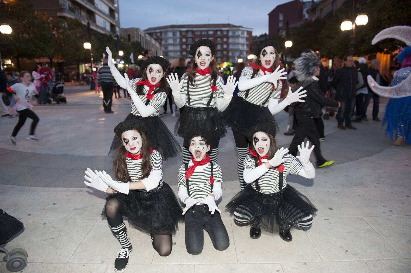 La capital del Besaya se llena de ambiente y color durante el carnaval.