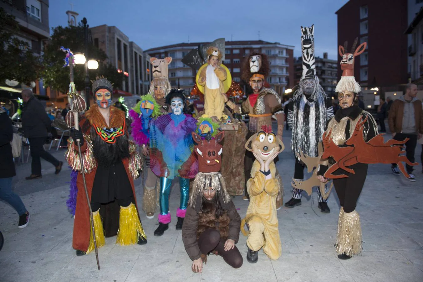 La capital del Besaya se llena de ambiente y color durante el carnaval.