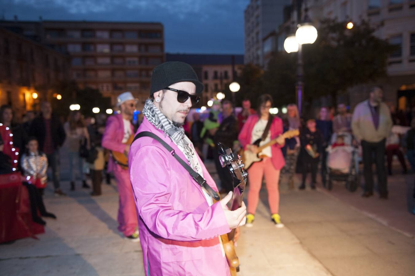 La capital del Besaya se llena de ambiente y color durante el carnaval.