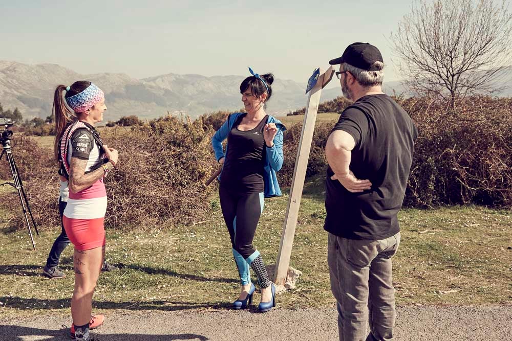 El cantante se suma a la lista de rostros populares de la región que aparecen en la ficción | Compartió jornada de rodaje con la atleta Azara García de los Salmones