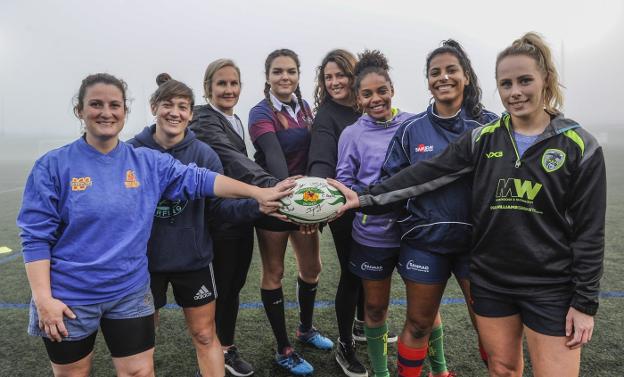 Carol Campo, Natalia Sobrao, Rebecca Todd, Clara Monedero, Ana Perojo, Mariana Mendes, Isabela Gomes y Heather Rees, antes de un entrenamiento esta semana en San Román. 