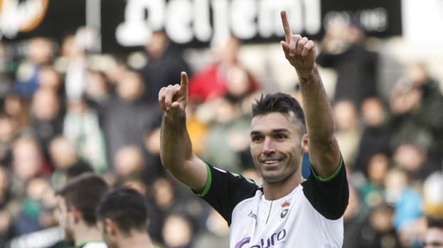 David Barral celebra uno de los tres goles que le marcó al Vitoria.