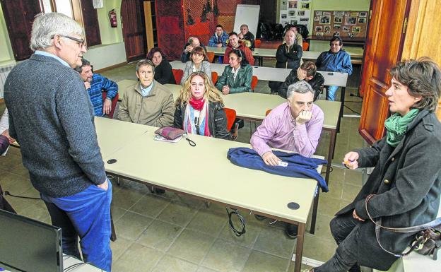 Algunos de los alumnos, ayer, en el aula, junto a Felipe Tapia y Sara Gómez. 