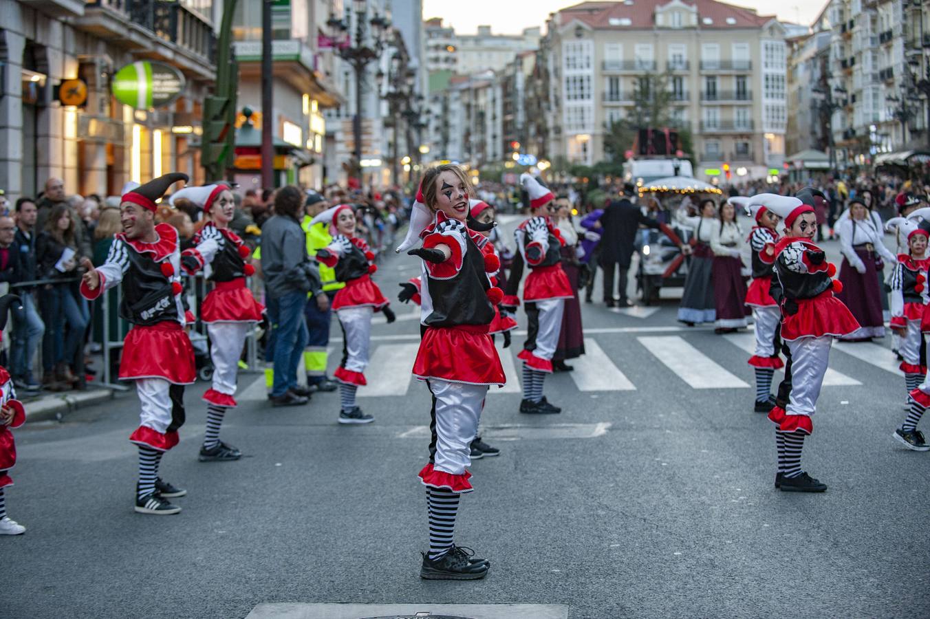 La capital cántabra se vuelca con la celebración del carnaval.