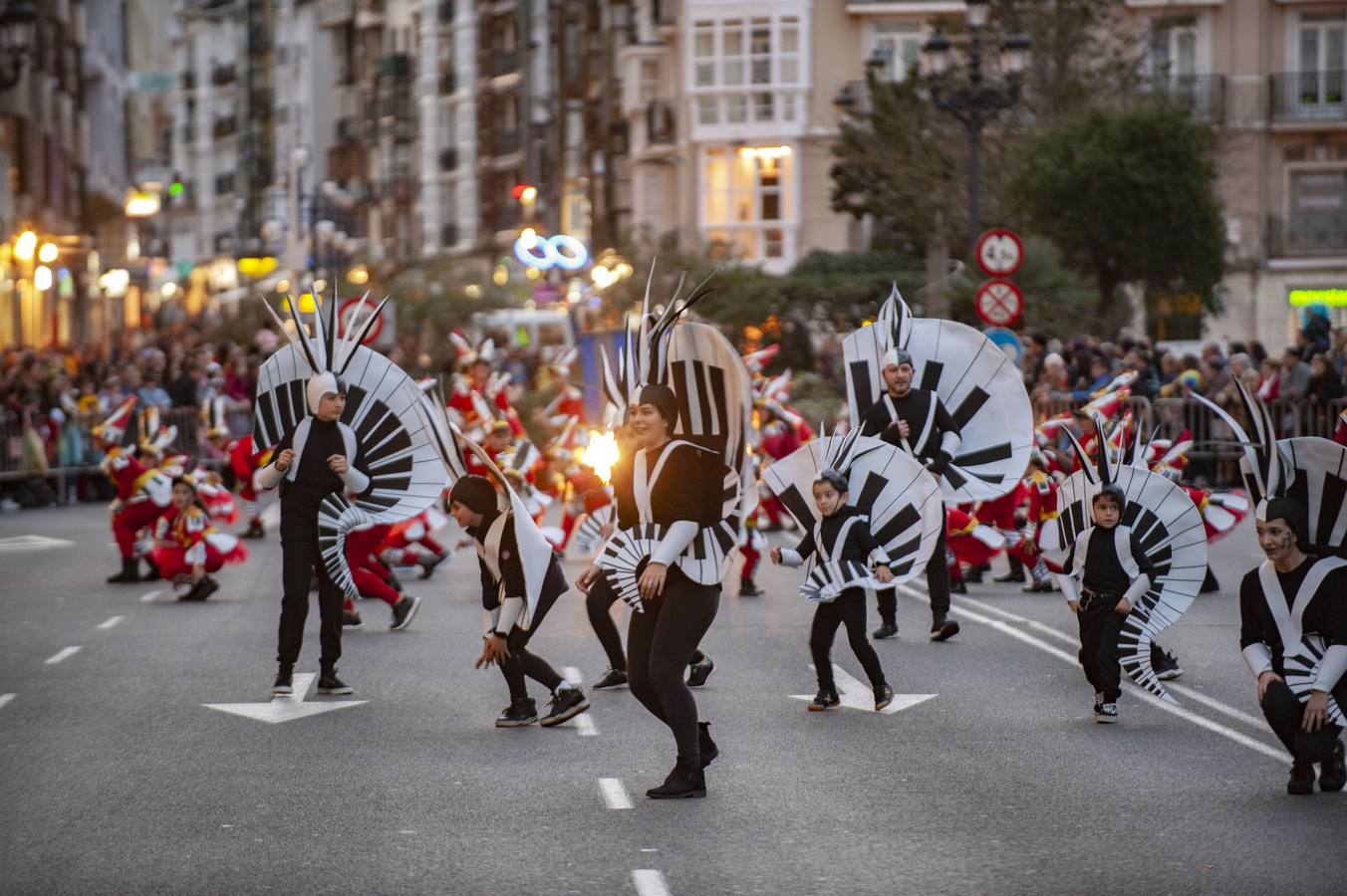 La capital cántabra se vuelca con la celebración del carnaval.