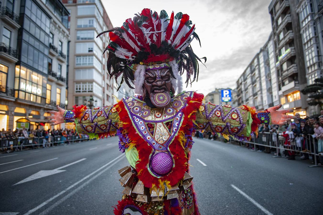 La capital cántabra se vuelca con la celebración del carnaval.