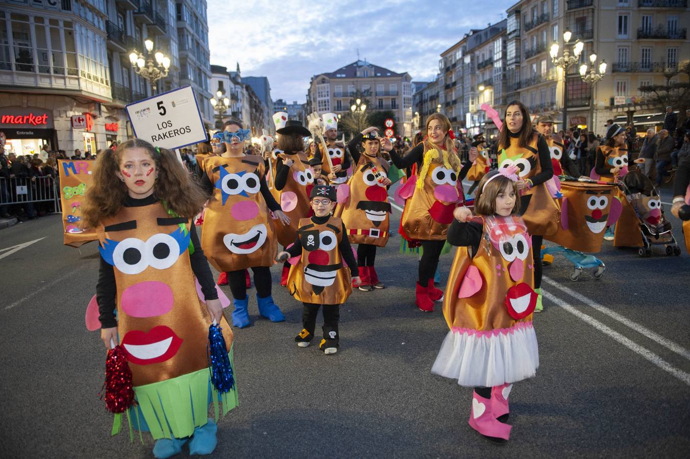 La capital cántabra se vuelca con la celebración del carnaval.