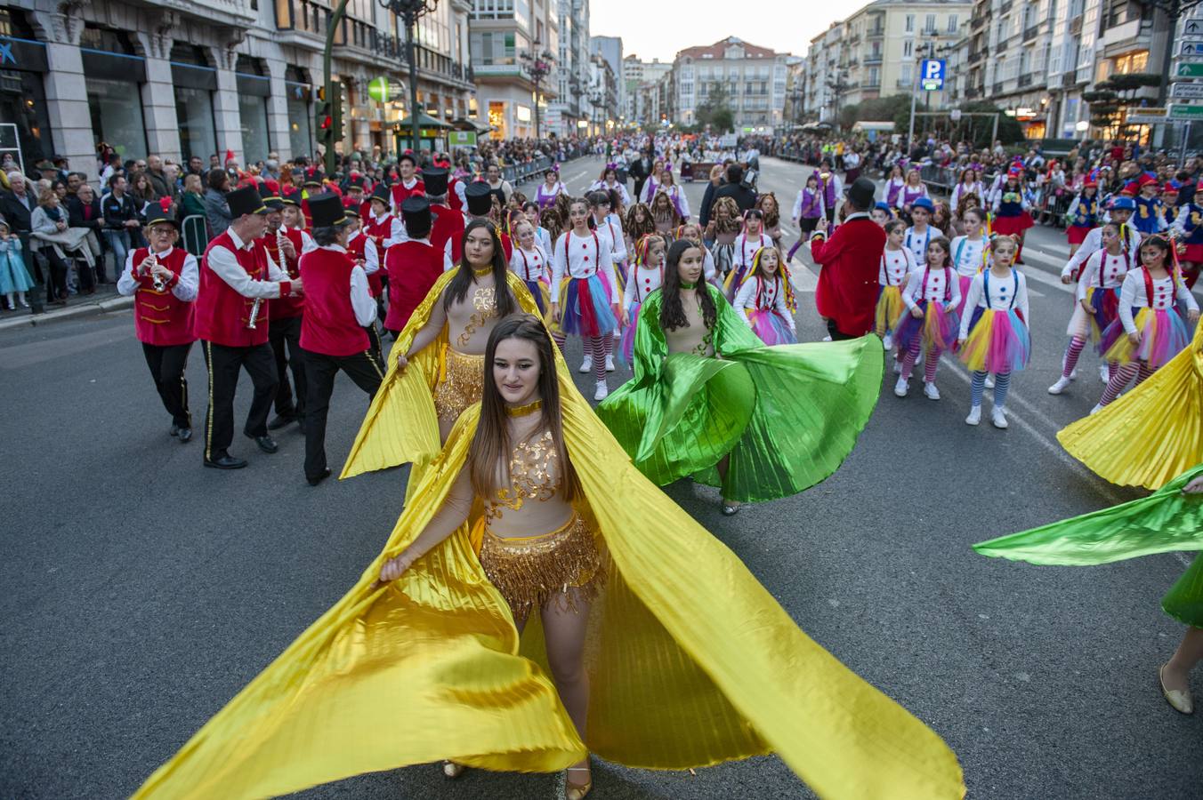 La capital cántabra se vuelca con la celebración del carnaval.