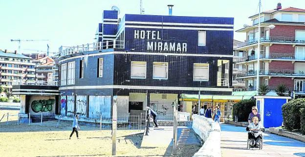 El Hotel Miramar, ubicado en la playa de Brazomar desde hace siete décadas, es un edificio emblemático en Castro Urdiales que se ha intentado salvar por parte del Ayuntamiento y varios colectivos. 
