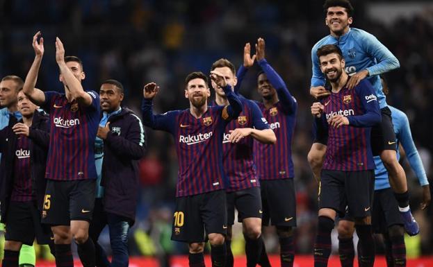 Varios jugadores del Barcelona, celebrando la victoria en Liga contra el Real Madrid.