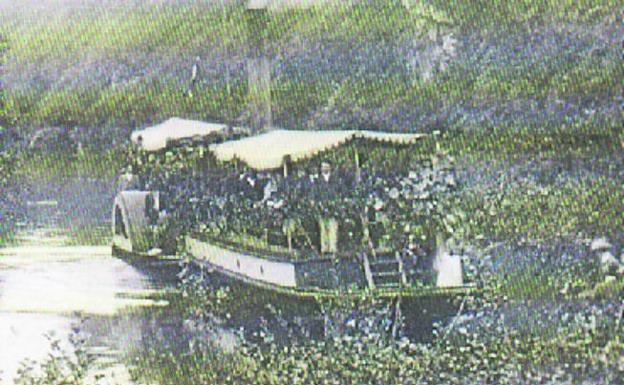 Una corconera paseando por la ría de Cubas a inicios del siglo pasado, cuando se hacían excursiones.