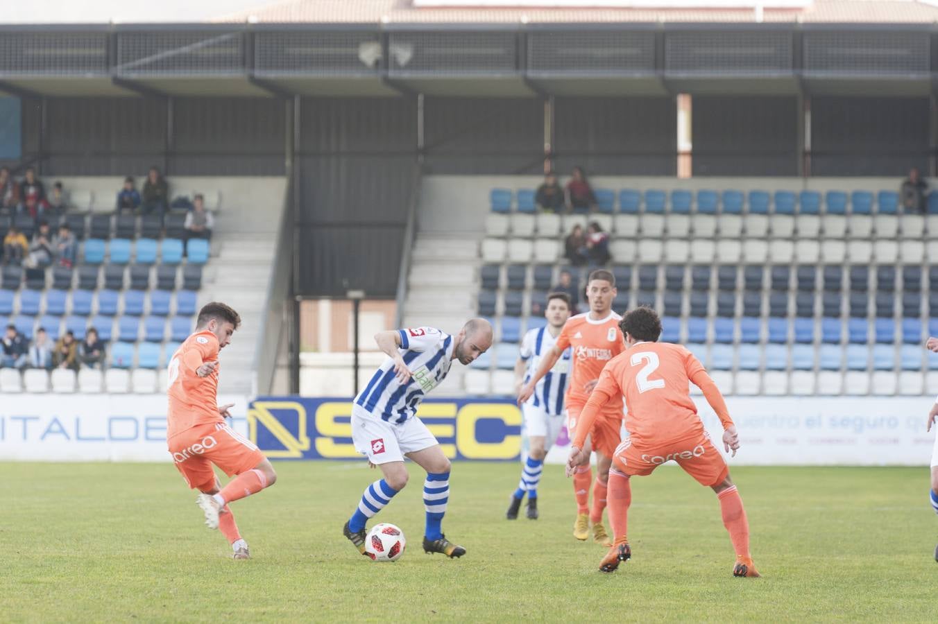 Los blanquiazules consiguen remontar en el último momento y consiguen una victoria que les permite seguir soñando con la permanencia.