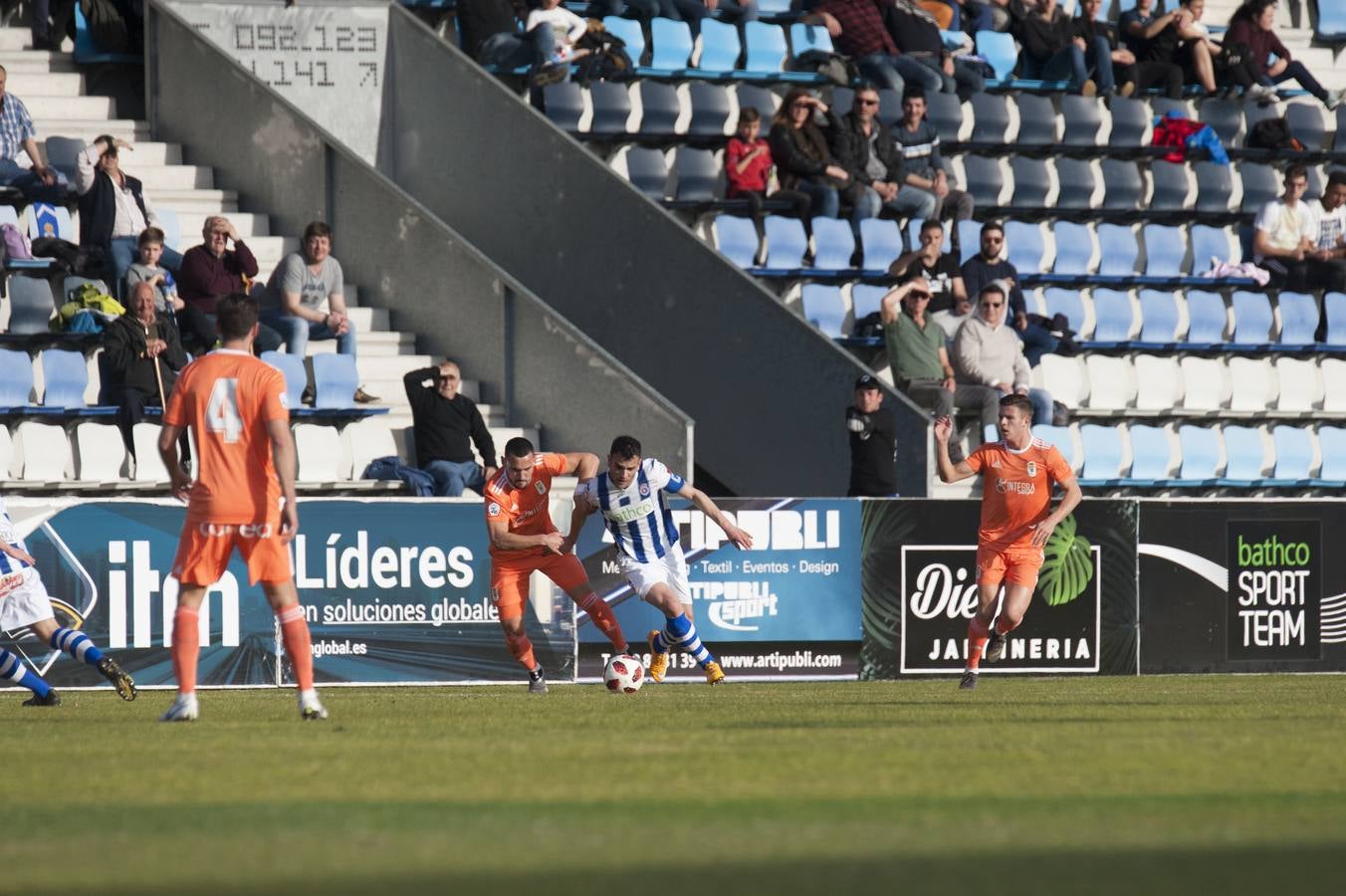 Los blanquiazules consiguen remontar en el último momento y consiguen una victoria que les permite seguir soñando con la permanencia.