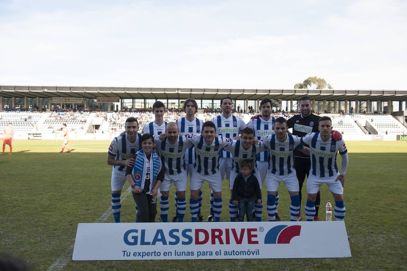 Los blanquiazules consiguen remontar en el último momento y consiguen una victoria que les permite seguir soñando con la permanencia.