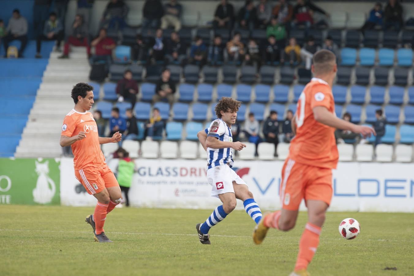 Los blanquiazules consiguen remontar en el último momento y consiguen una victoria que les permite seguir soñando con la permanencia.