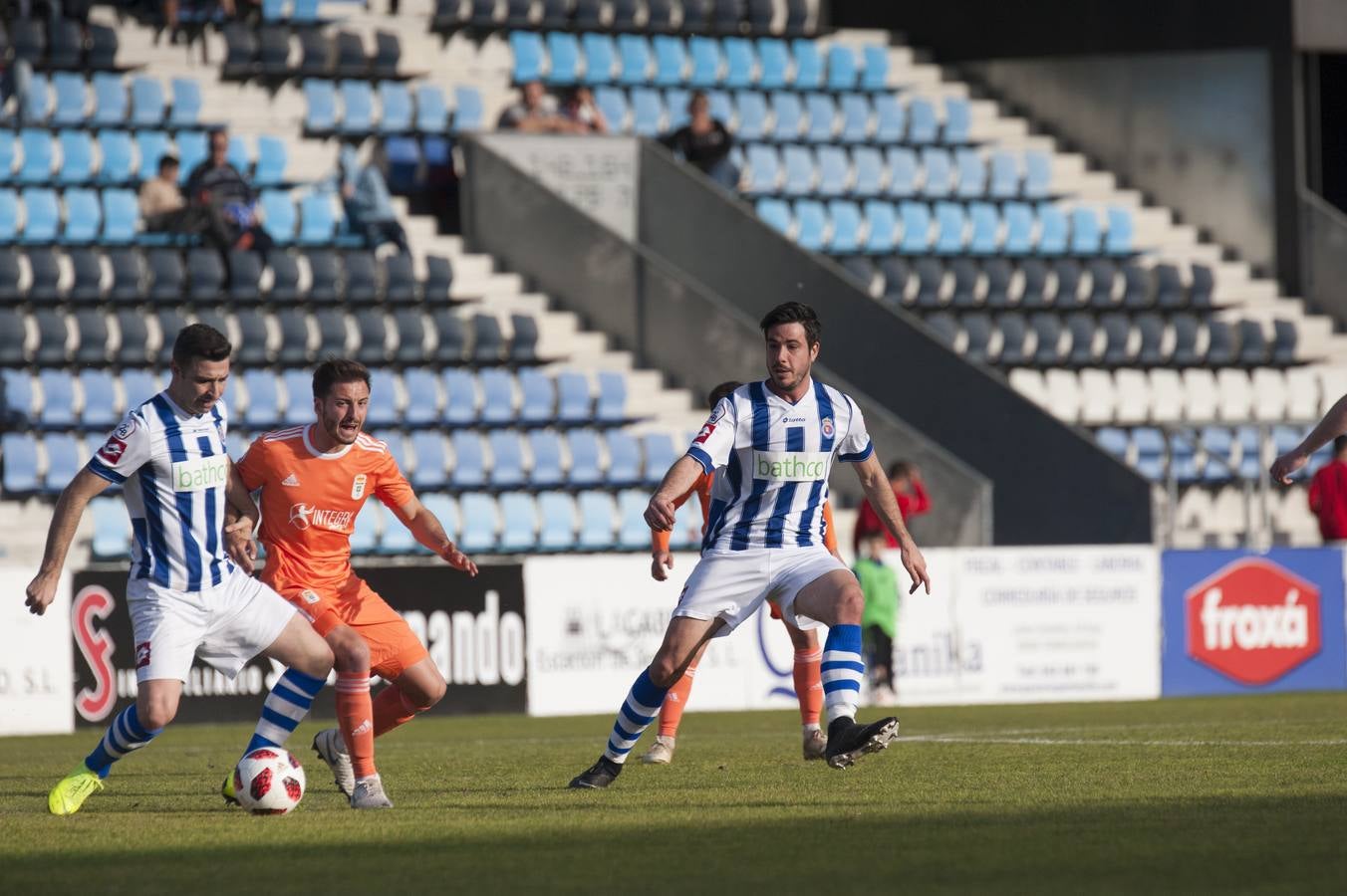 Los blanquiazules consiguen remontar en el último momento y consiguen una victoria que les permite seguir soñando con la permanencia.