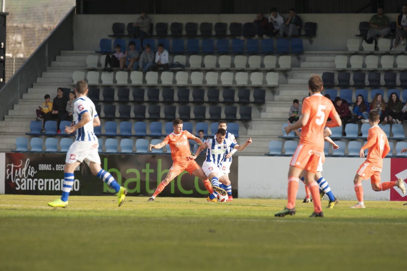 Los blanquiazules consiguen remontar en el último momento y consiguen una victoria que les permite seguir soñando con la permanencia.