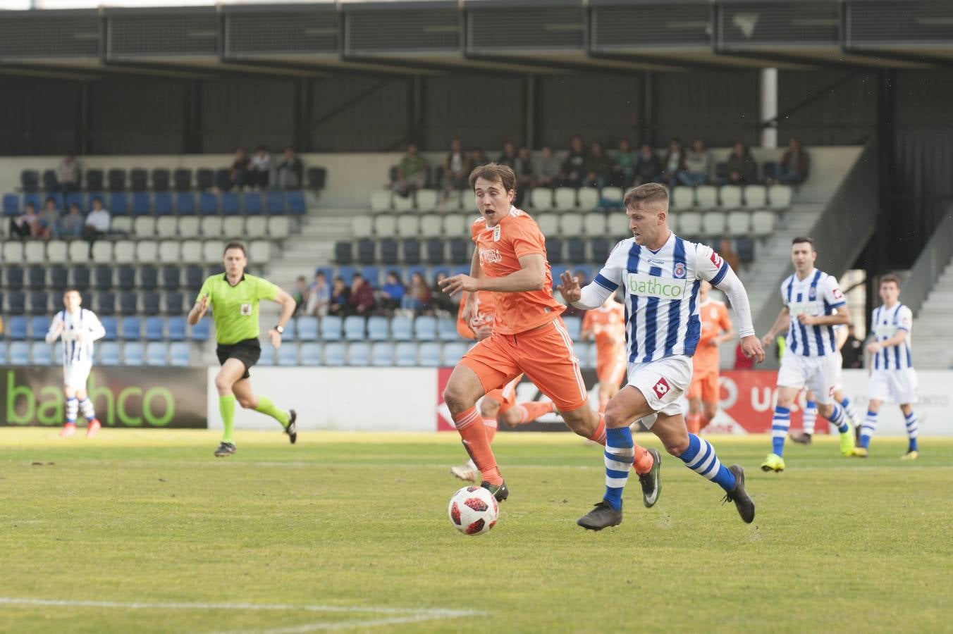 Los blanquiazules consiguen remontar en el último momento y consiguen una victoria que les permite seguir soñando con la permanencia.